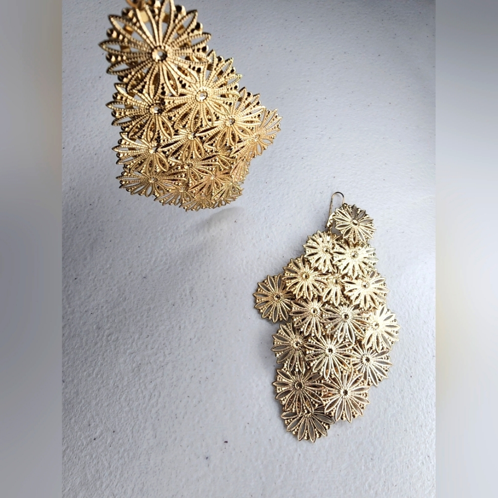 Gold Tone Cascade Snowflake dangle drop earrings. EUC